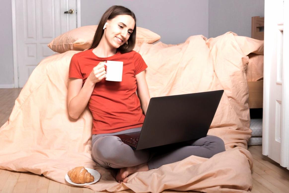 Estudiante revisando su plan financiero en laptop